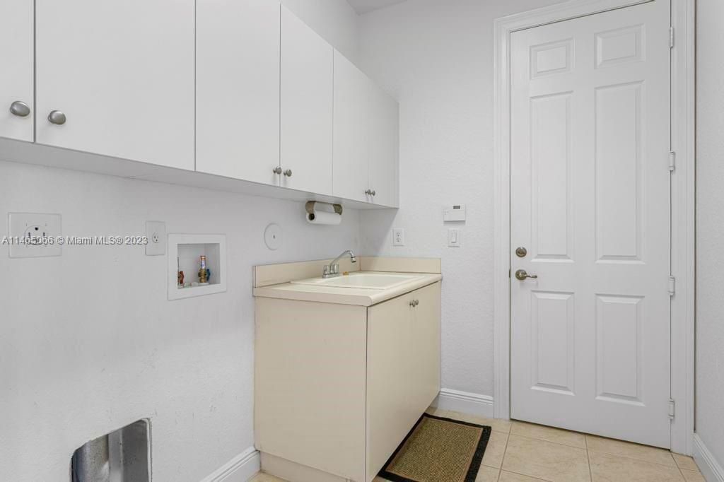 Recently Sold: $1,129,900 (7 beds, 5 baths, 4271 Square Feet)