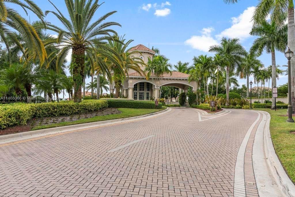 Recently Sold: $1,129,900 (7 beds, 5 baths, 4271 Square Feet)