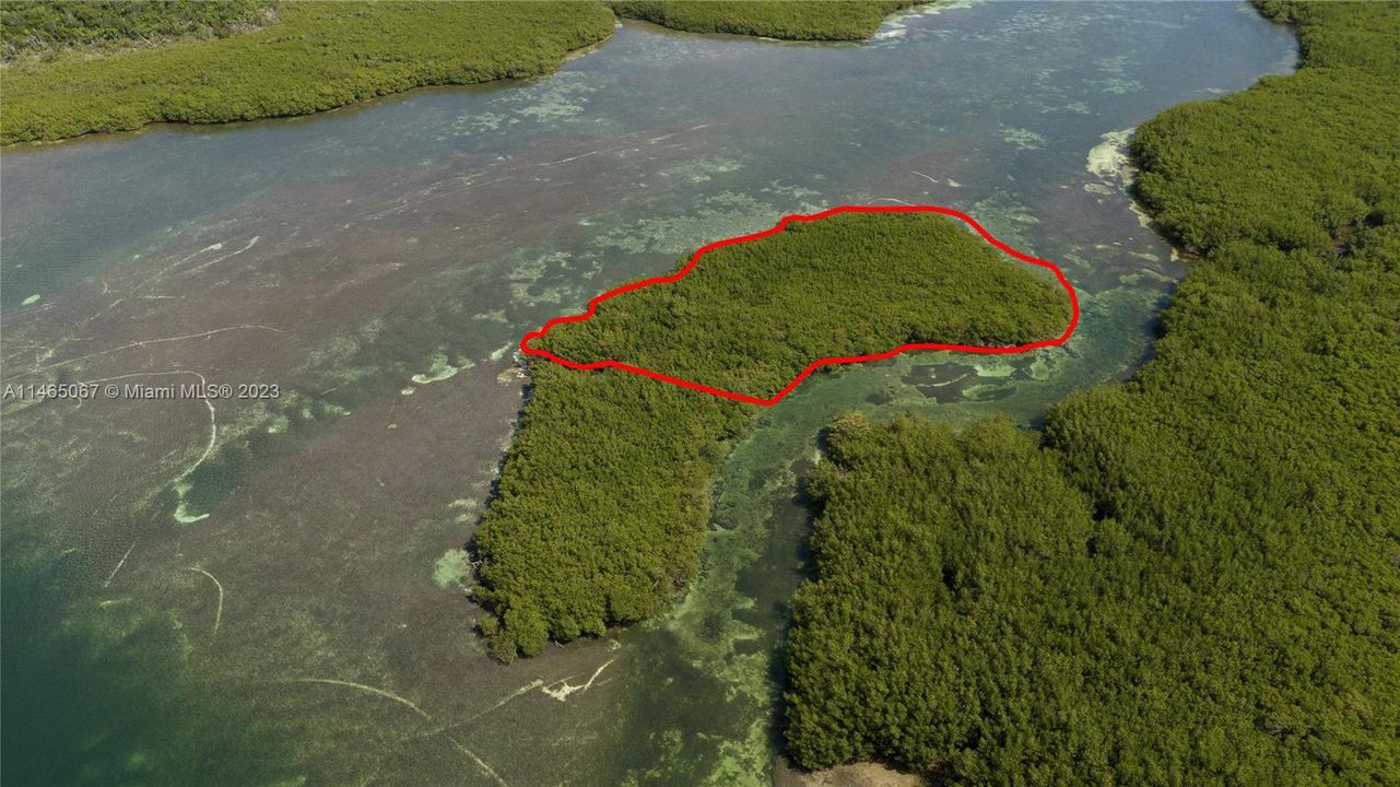 На продажу: $900,000 (2.07 acres)