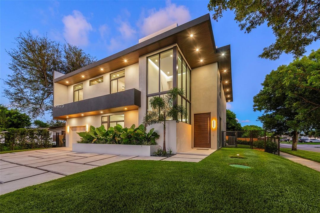 Recently Sold: $3,275,000 (5 beds, 4 baths, 4319 Square Feet)