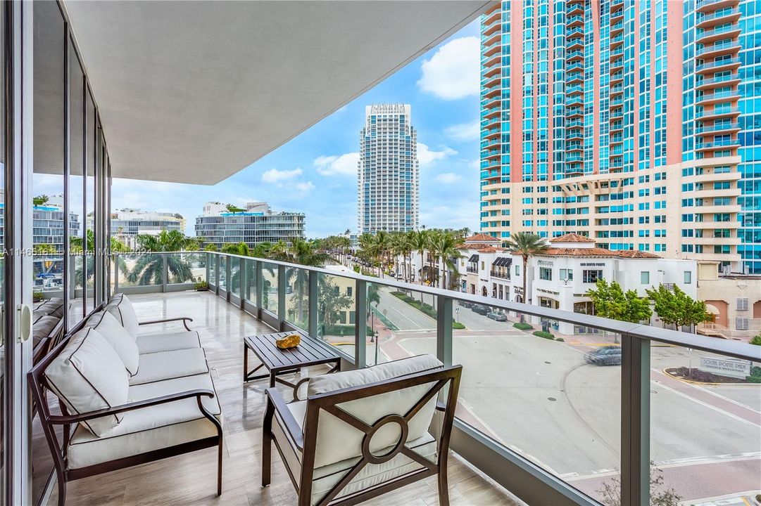 Recently Sold: $3,475,000 (3 beds, 3 baths, 2332 Square Feet)