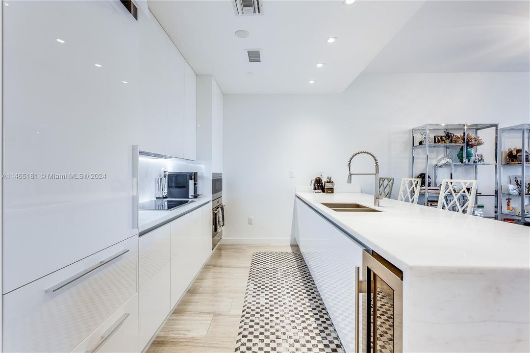 Recently Sold: $3,475,000 (3 beds, 3 baths, 2332 Square Feet)