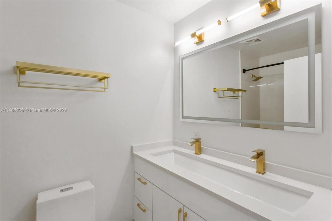 Recently Rented: $5,500 (2 beds, 2 baths, 1270 Square Feet)