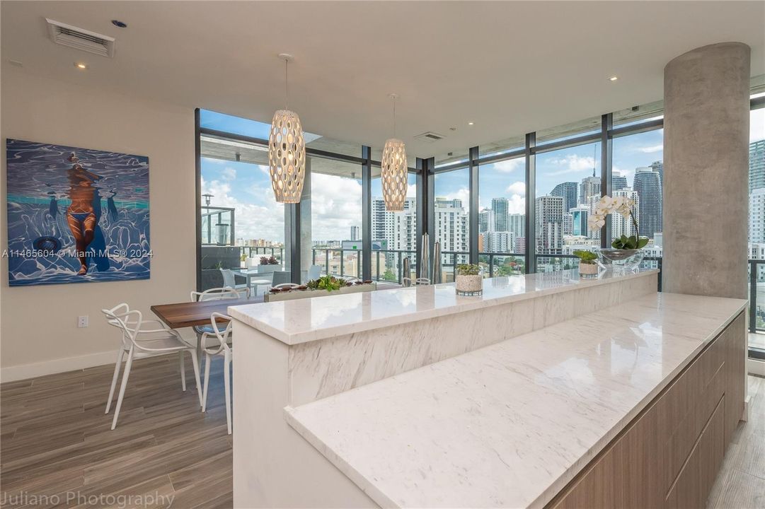 For Sale: $649,000 (2 beds, 2 baths, 938 Square Feet)