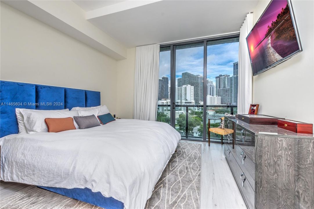For Sale: $689,000 (2 beds, 2 baths, 938 Square Feet)