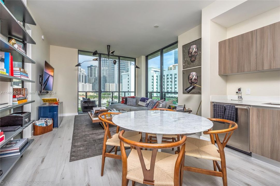 For Sale: $649,000 (2 beds, 2 baths, 938 Square Feet)