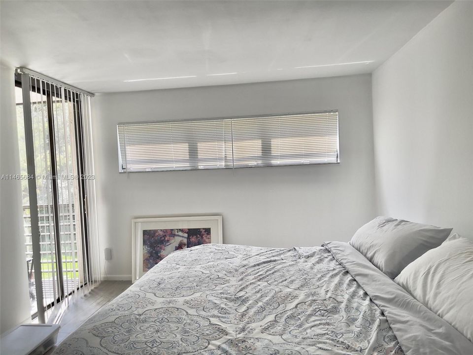 Recently Sold: $210,000 (2 beds, 2 baths, 985 Square Feet)