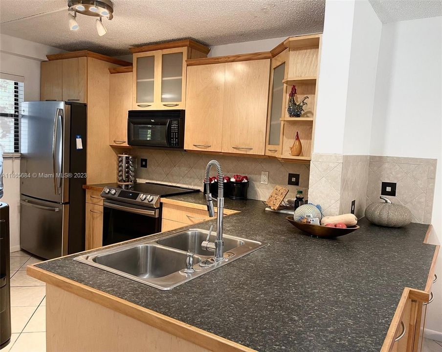 Recently Sold: $210,000 (2 beds, 2 baths, 985 Square Feet)