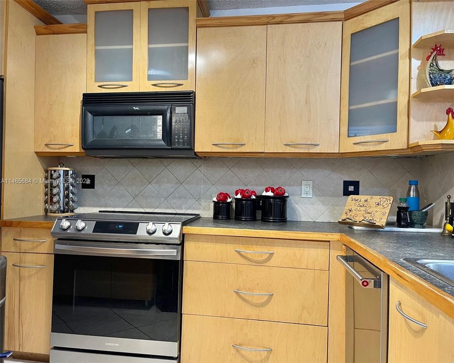 Recently Sold: $210,000 (2 beds, 2 baths, 985 Square Feet)