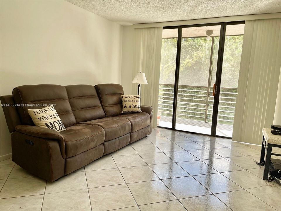 Recently Sold: $210,000 (2 beds, 2 baths, 985 Square Feet)