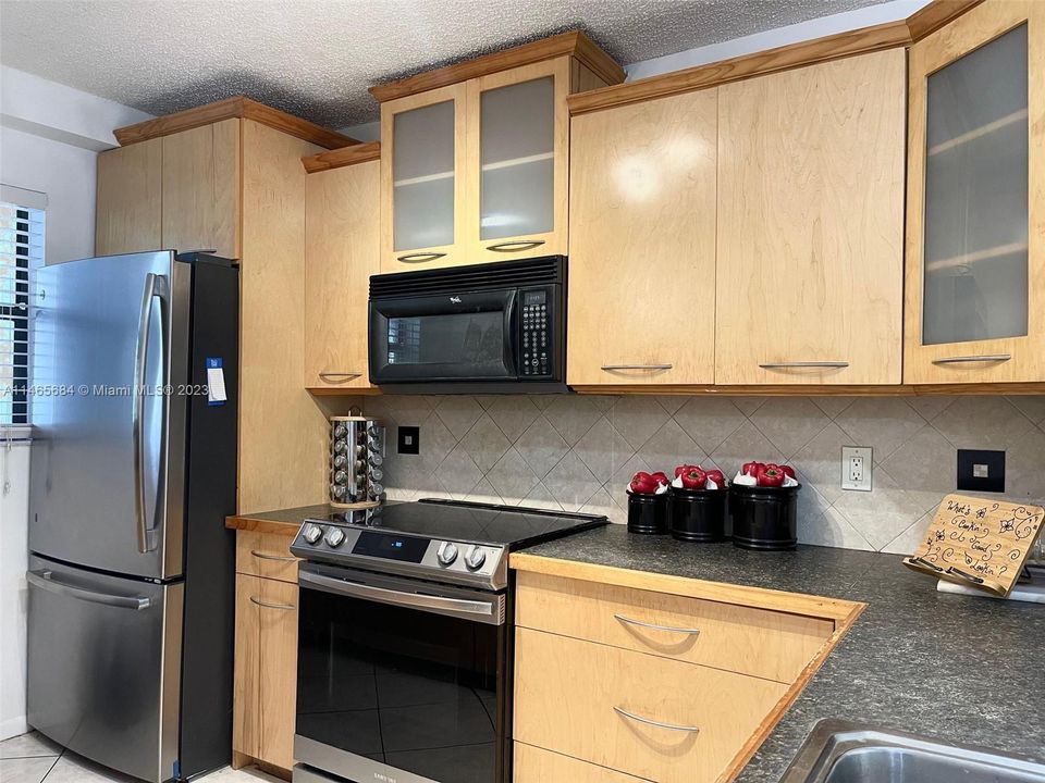 Recently Sold: $210,000 (2 beds, 2 baths, 985 Square Feet)