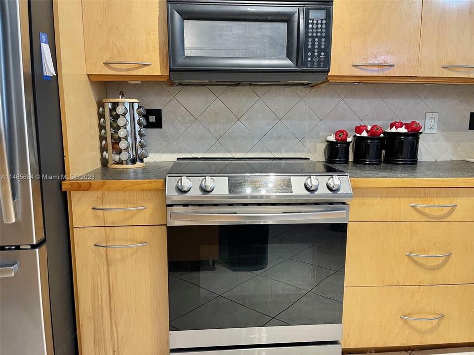 Recently Sold: $210,000 (2 beds, 2 baths, 985 Square Feet)