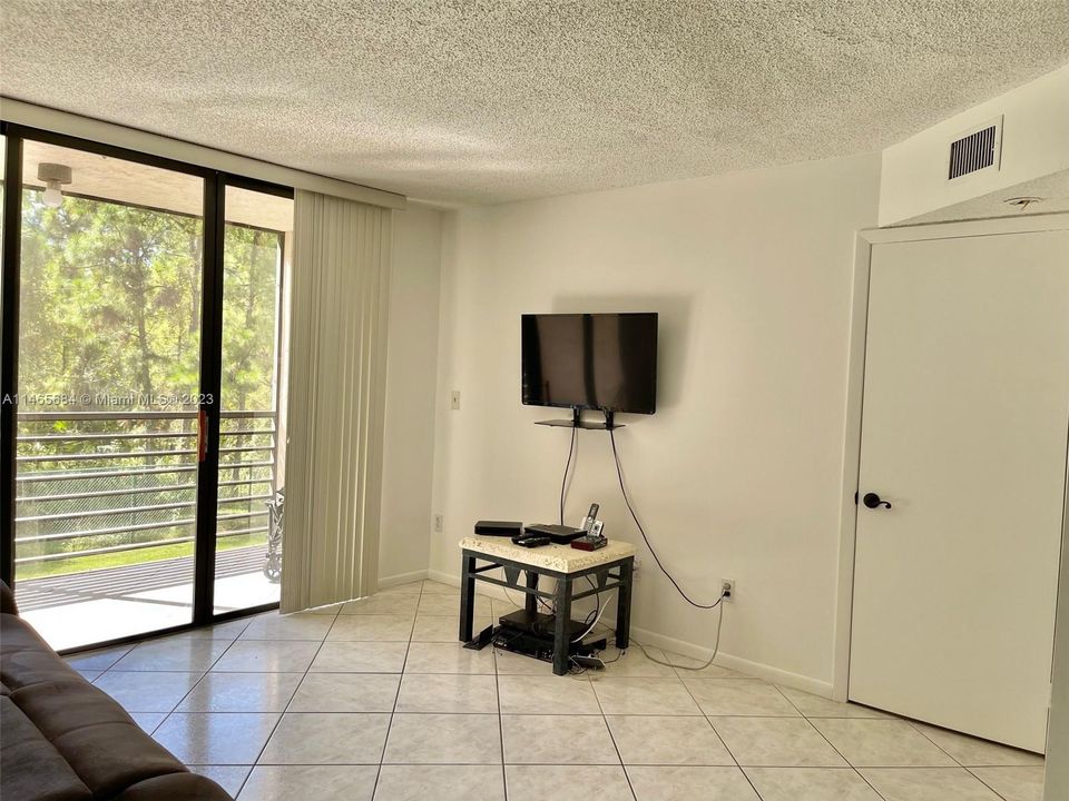 Recently Sold: $210,000 (2 beds, 2 baths, 985 Square Feet)