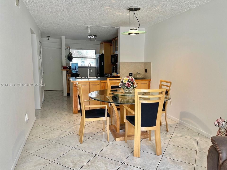 Recently Sold: $210,000 (2 beds, 2 baths, 985 Square Feet)