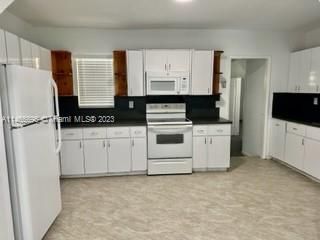 Recently Rented: $3,300 (3 beds, 2 baths, 1796 Square Feet)