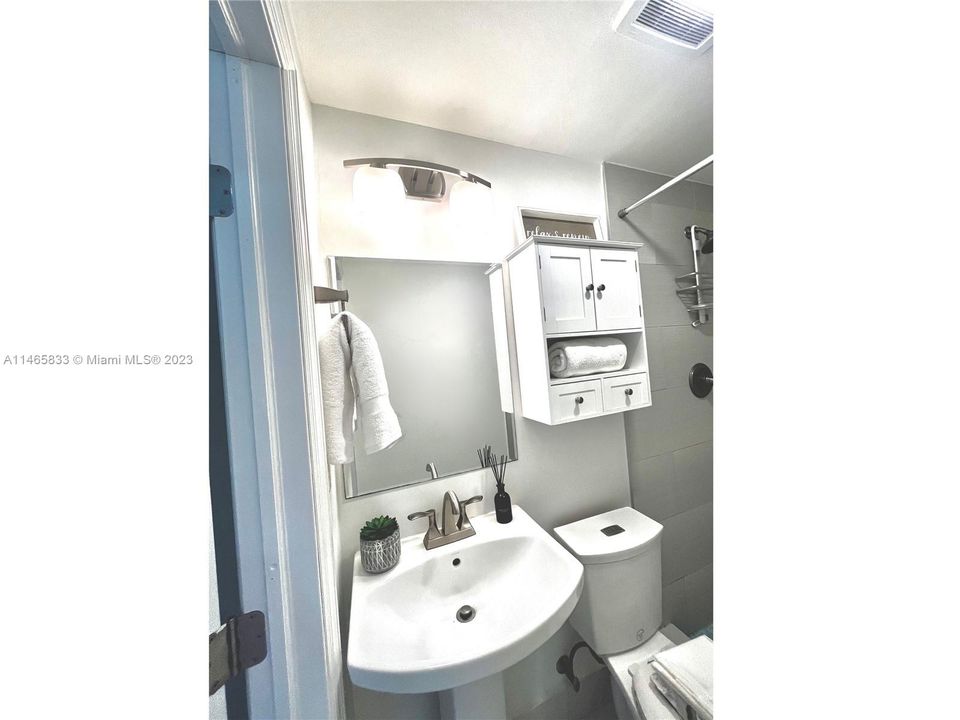 Recently Rented: $1,400 (1 beds, 1 baths, 400 Square Feet)