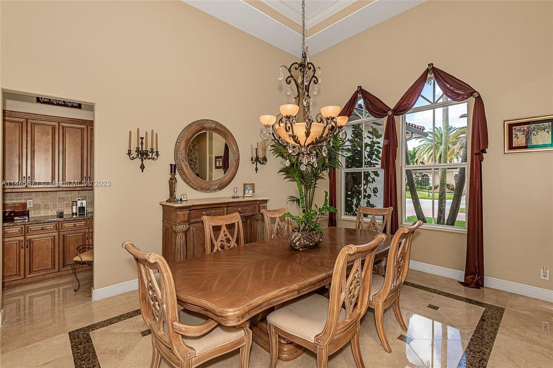 最近售出: $1,674,995 (6 贝兹, 4 浴室, 4578 平方英尺)