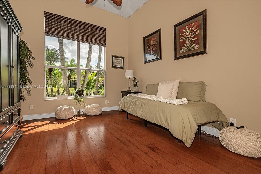 最近售出: $1,674,995 (6 贝兹, 4 浴室, 4578 平方英尺)