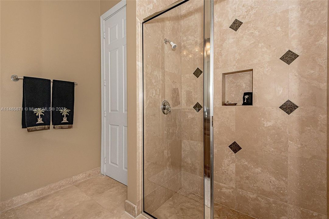 最近售出: $1,674,995 (6 贝兹, 4 浴室, 4578 平方英尺)