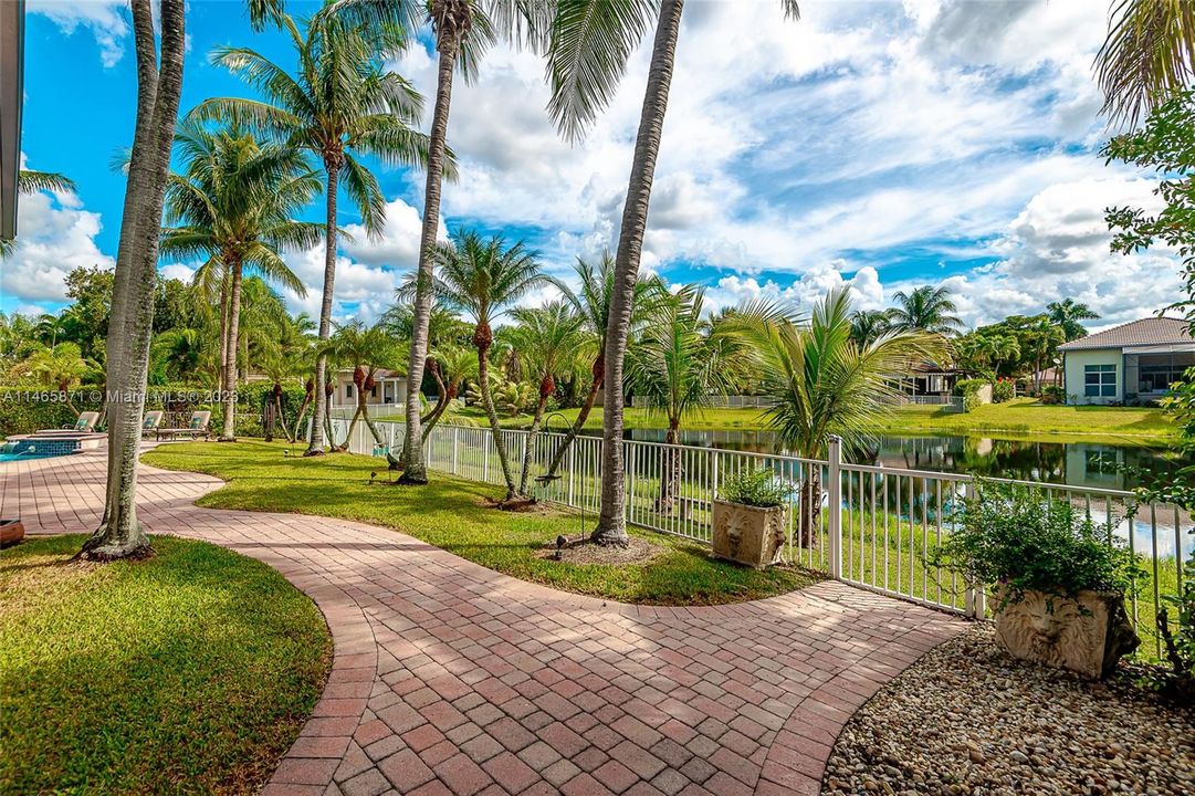 最近售出: $1,674,995 (6 贝兹, 4 浴室, 4578 平方英尺)