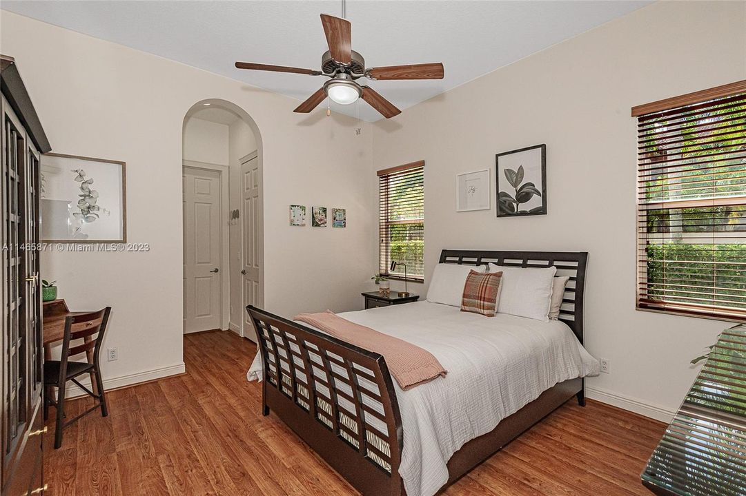 最近售出: $1,674,995 (6 贝兹, 4 浴室, 4578 平方英尺)