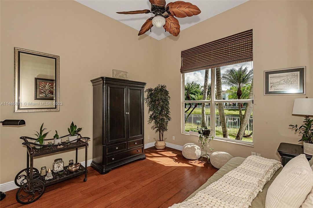 最近售出: $1,674,995 (6 贝兹, 4 浴室, 4578 平方英尺)