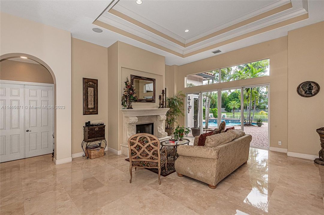 最近售出: $1,674,995 (6 贝兹, 4 浴室, 4578 平方英尺)