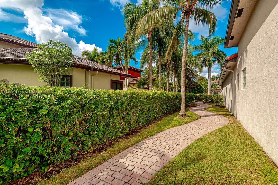 最近售出: $1,674,995 (6 贝兹, 4 浴室, 4578 平方英尺)