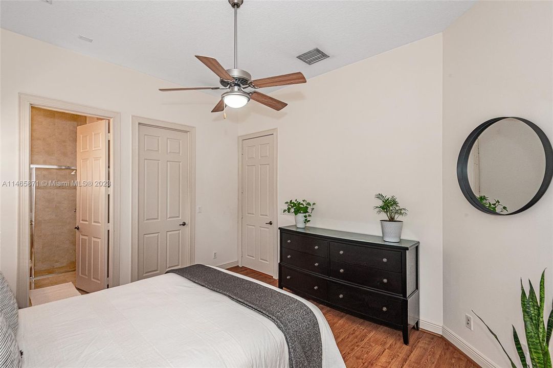 最近售出: $1,674,995 (6 贝兹, 4 浴室, 4578 平方英尺)