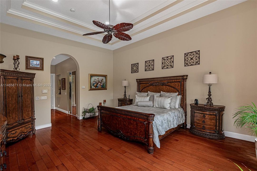 最近售出: $1,674,995 (6 贝兹, 4 浴室, 4578 平方英尺)