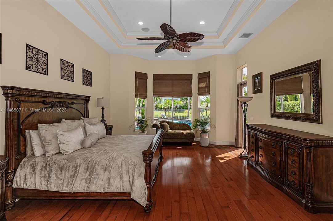 最近售出: $1,674,995 (6 贝兹, 4 浴室, 4578 平方英尺)