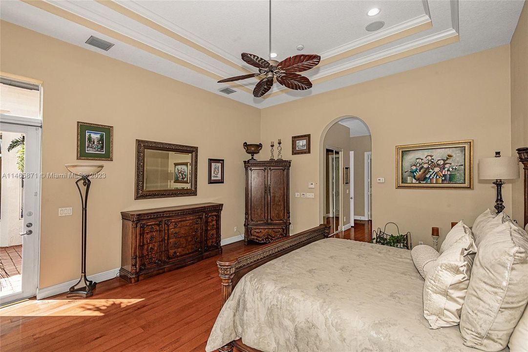 最近售出: $1,674,995 (6 贝兹, 4 浴室, 4578 平方英尺)