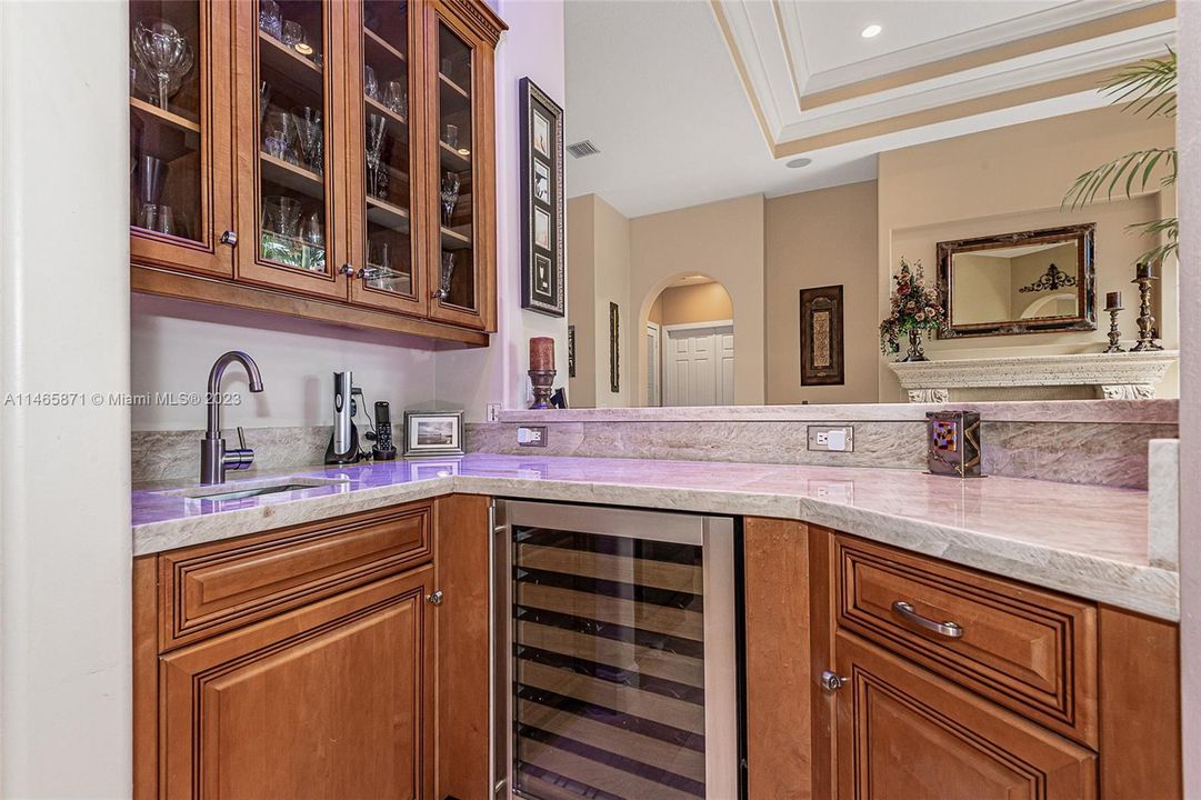 最近售出: $1,674,995 (6 贝兹, 4 浴室, 4578 平方英尺)