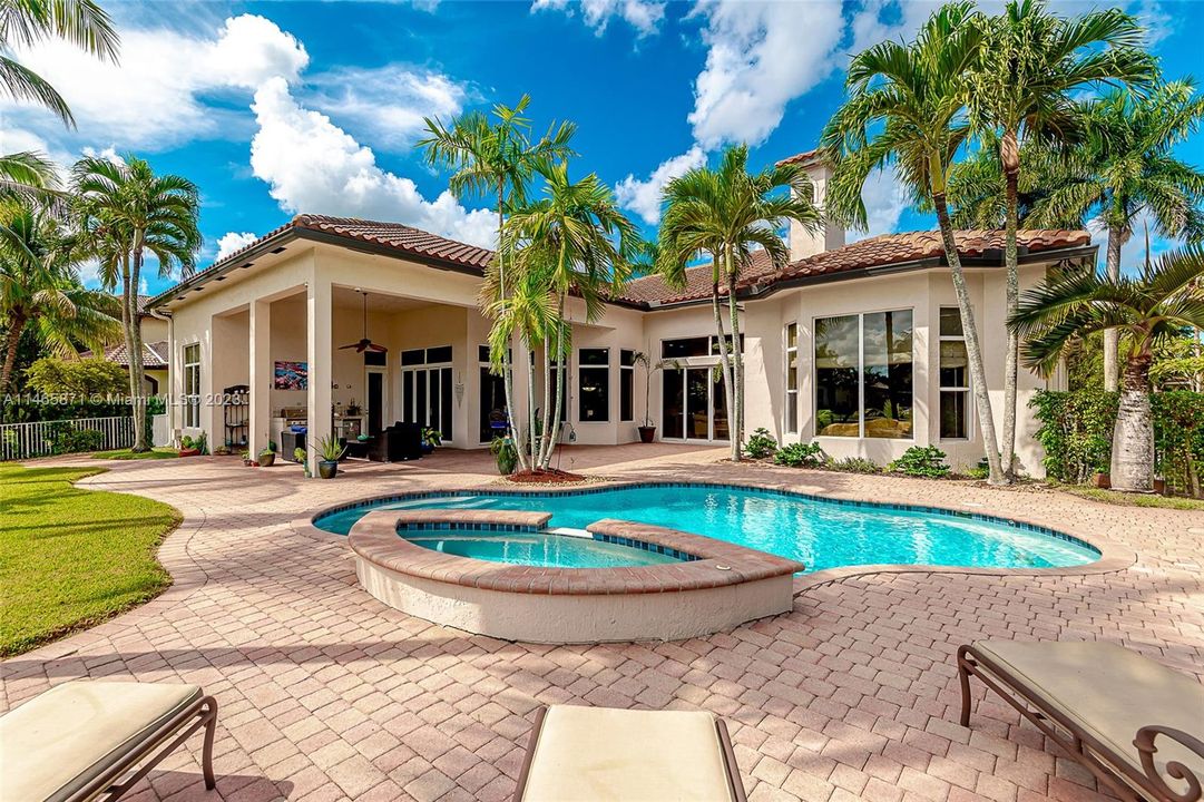 最近售出: $1,674,995 (6 贝兹, 4 浴室, 4578 平方英尺)