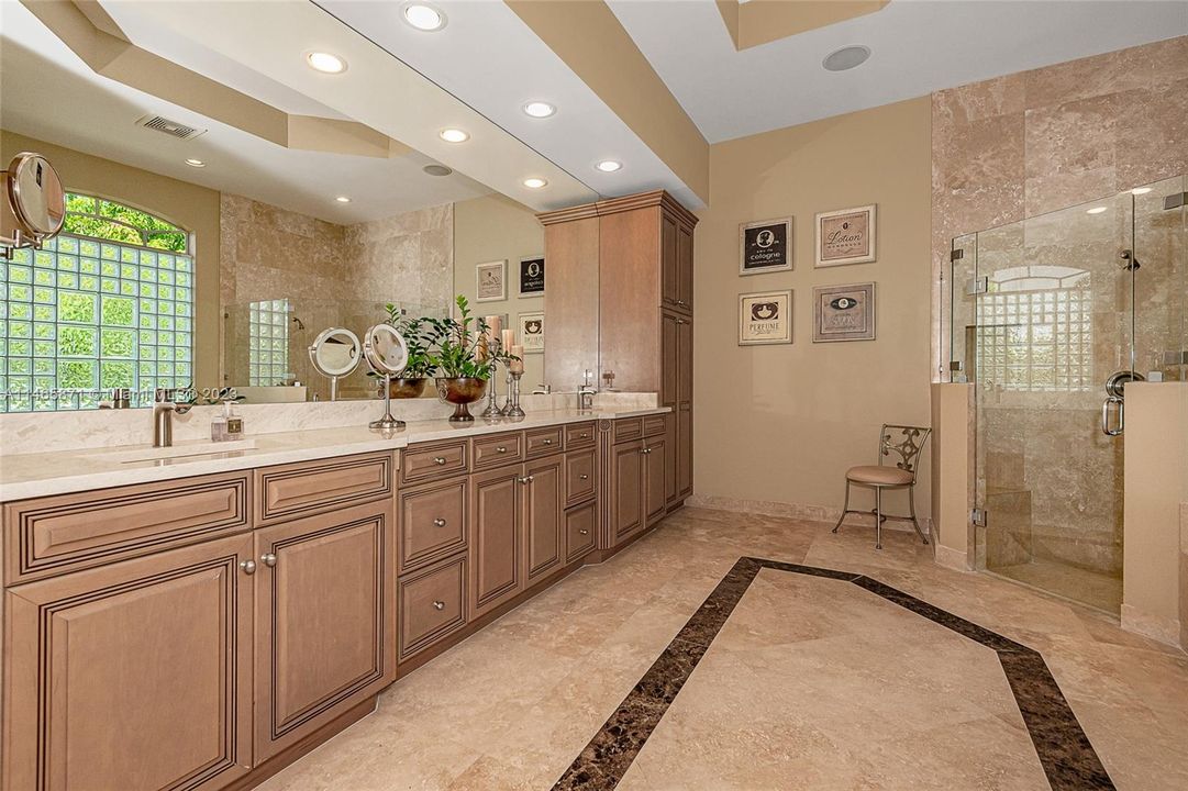 最近售出: $1,674,995 (6 贝兹, 4 浴室, 4578 平方英尺)