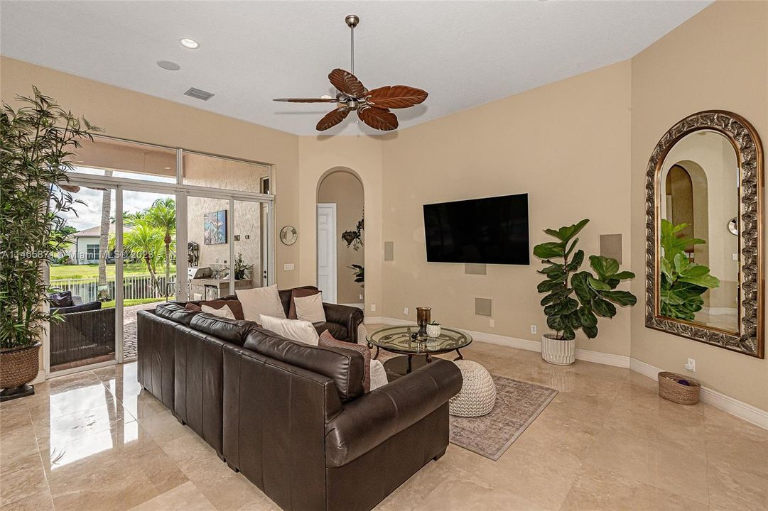 最近售出: $1,674,995 (6 贝兹, 4 浴室, 4578 平方英尺)