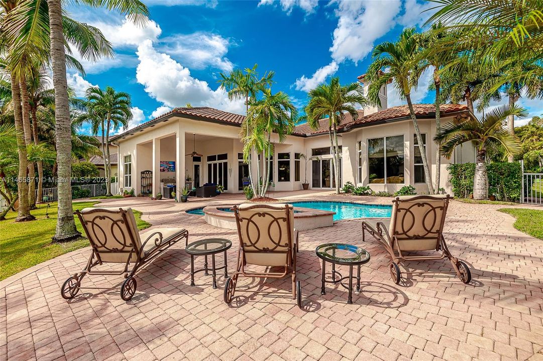 最近售出: $1,674,995 (6 贝兹, 4 浴室, 4578 平方英尺)