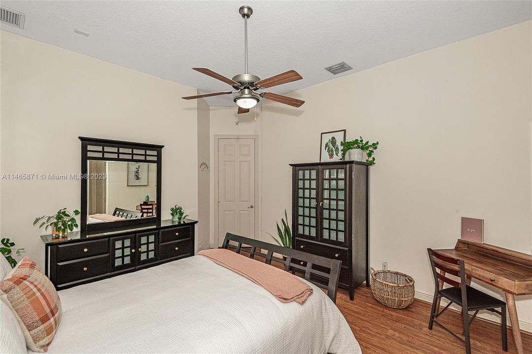 最近售出: $1,674,995 (6 贝兹, 4 浴室, 4578 平方英尺)