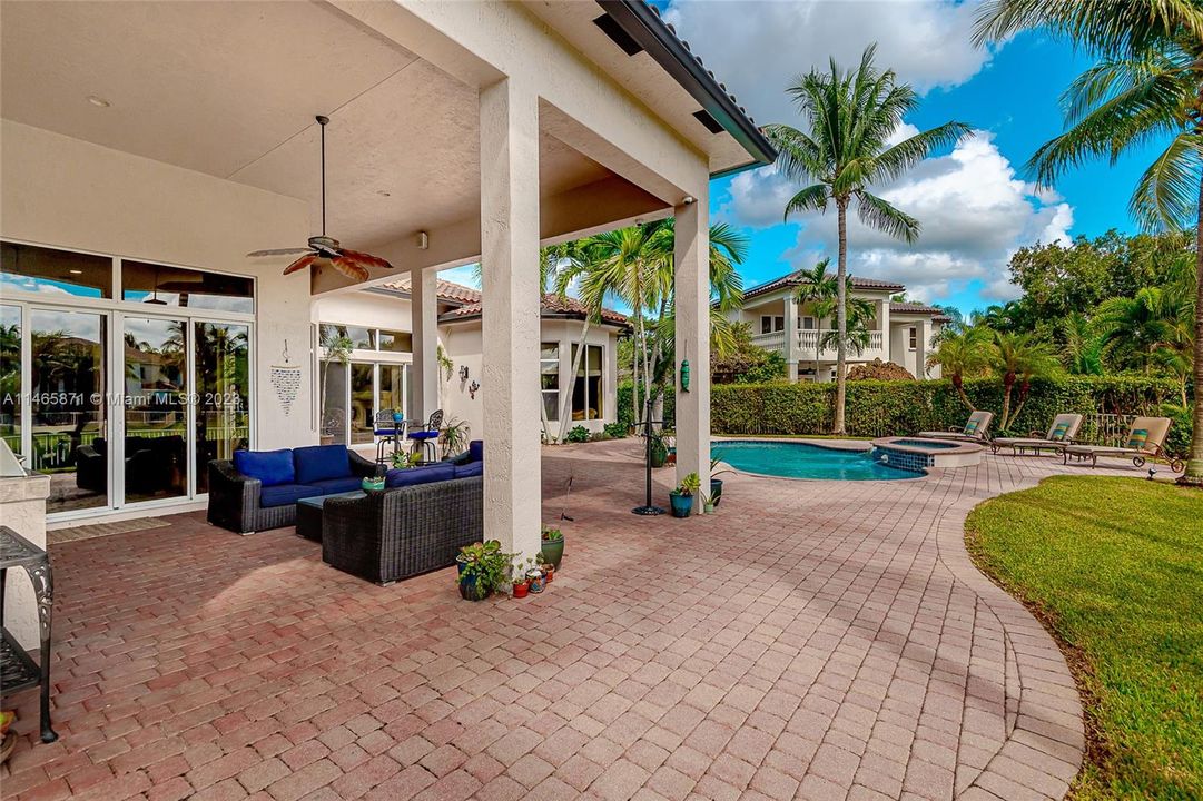 最近售出: $1,674,995 (6 贝兹, 4 浴室, 4578 平方英尺)