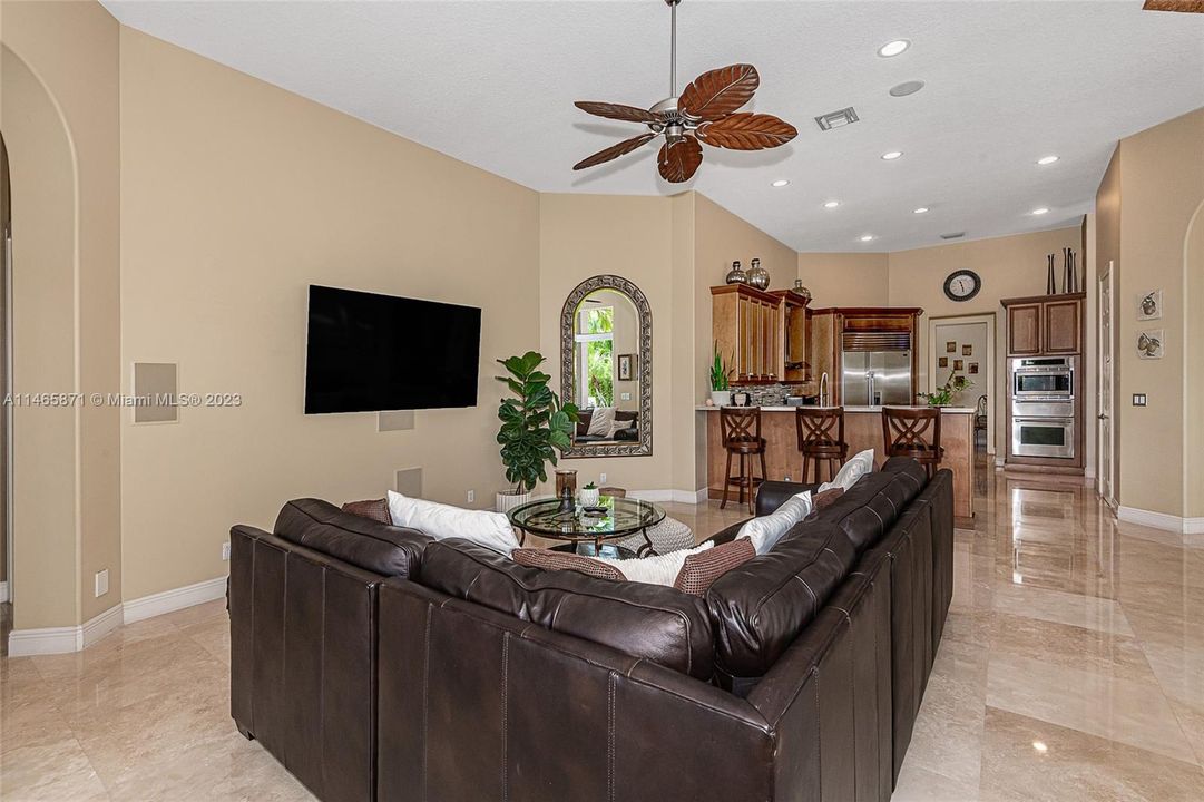 最近售出: $1,674,995 (6 贝兹, 4 浴室, 4578 平方英尺)