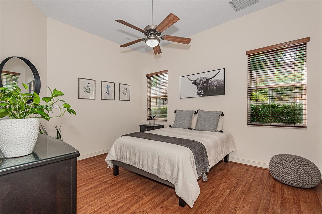 最近售出: $1,674,995 (6 贝兹, 4 浴室, 4578 平方英尺)