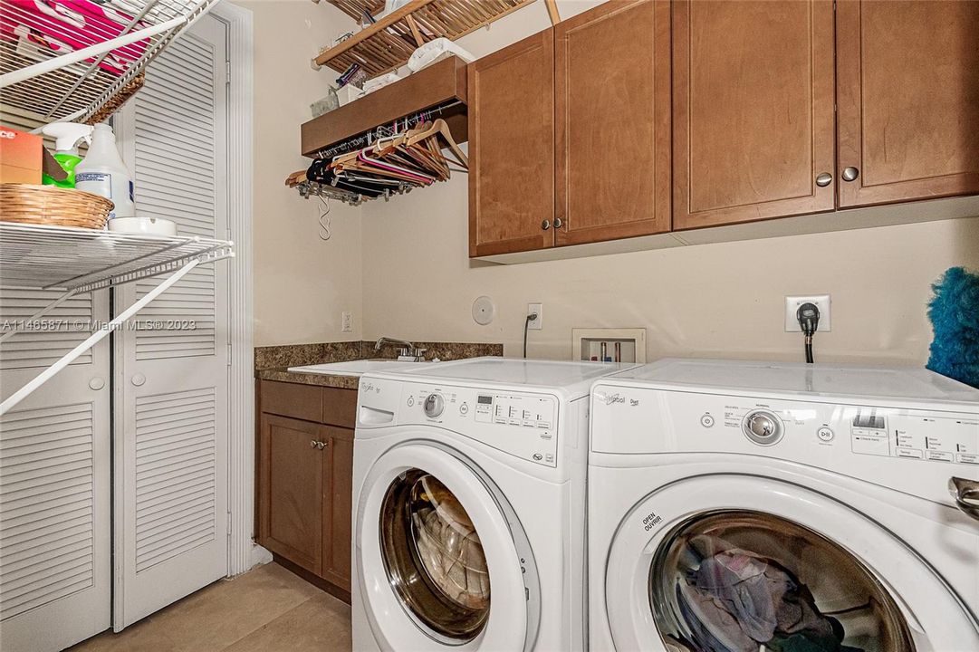 最近售出: $1,674,995 (6 贝兹, 4 浴室, 4578 平方英尺)