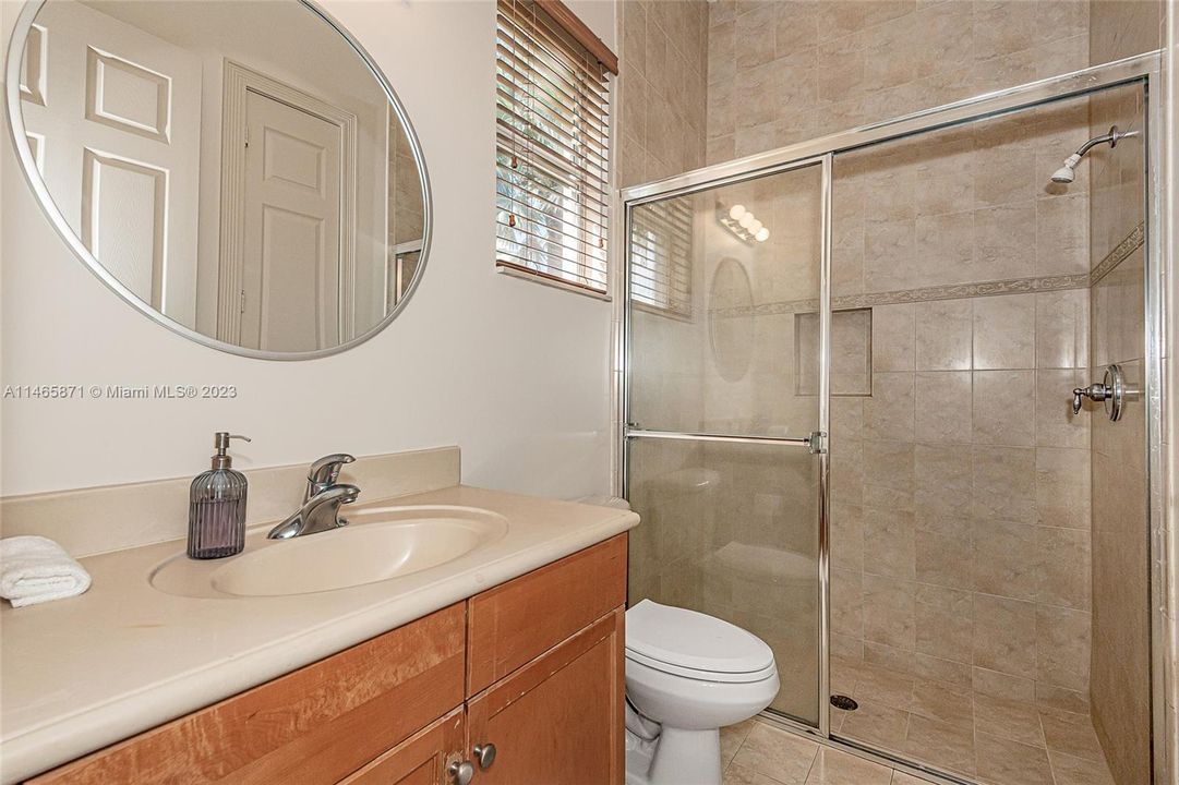 最近售出: $1,674,995 (6 贝兹, 4 浴室, 4578 平方英尺)