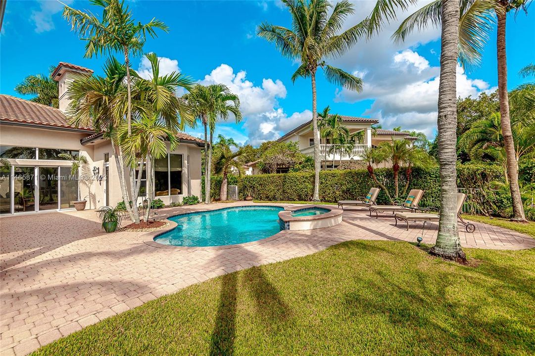 最近售出: $1,674,995 (6 贝兹, 4 浴室, 4578 平方英尺)