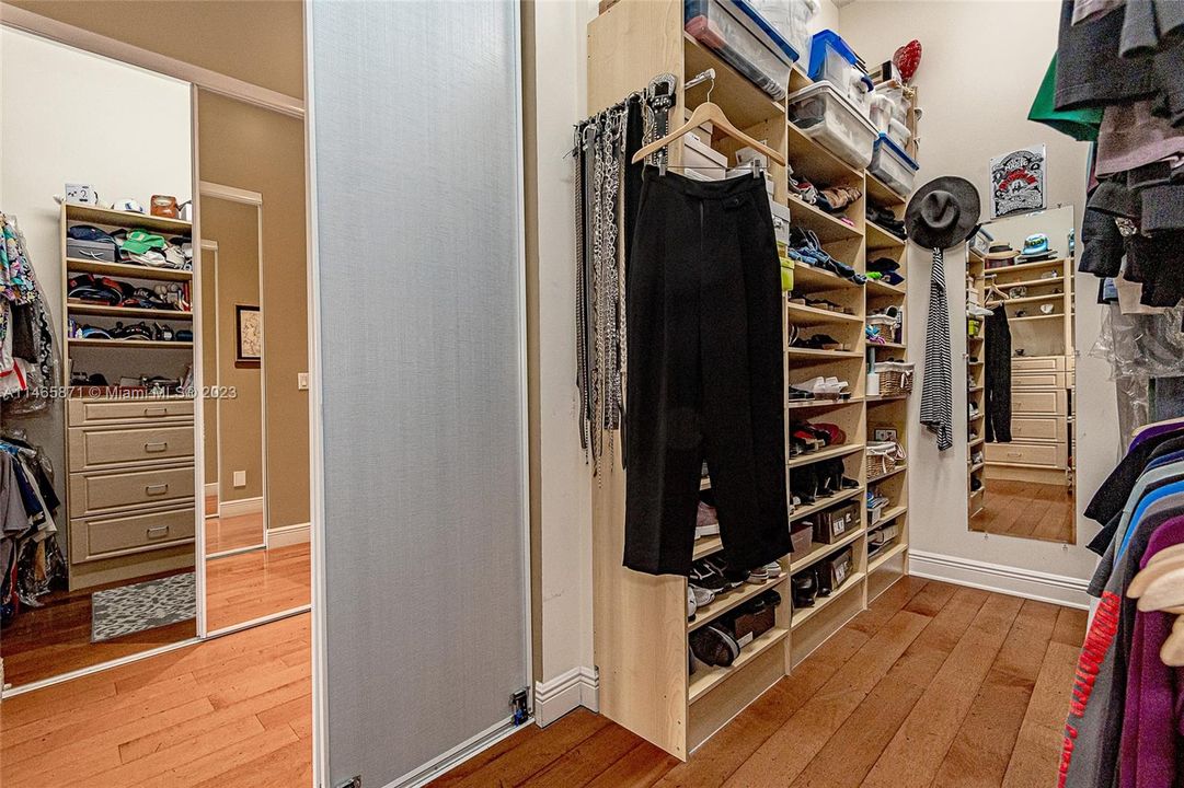 最近售出: $1,674,995 (6 贝兹, 4 浴室, 4578 平方英尺)