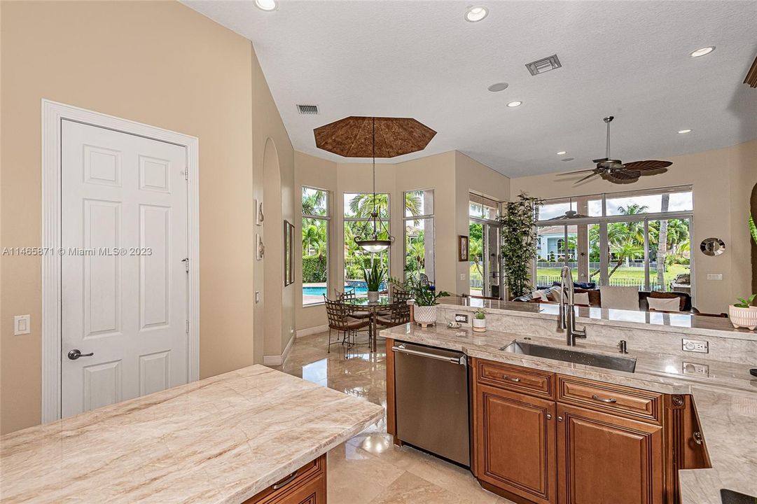 最近售出: $1,674,995 (6 贝兹, 4 浴室, 4578 平方英尺)