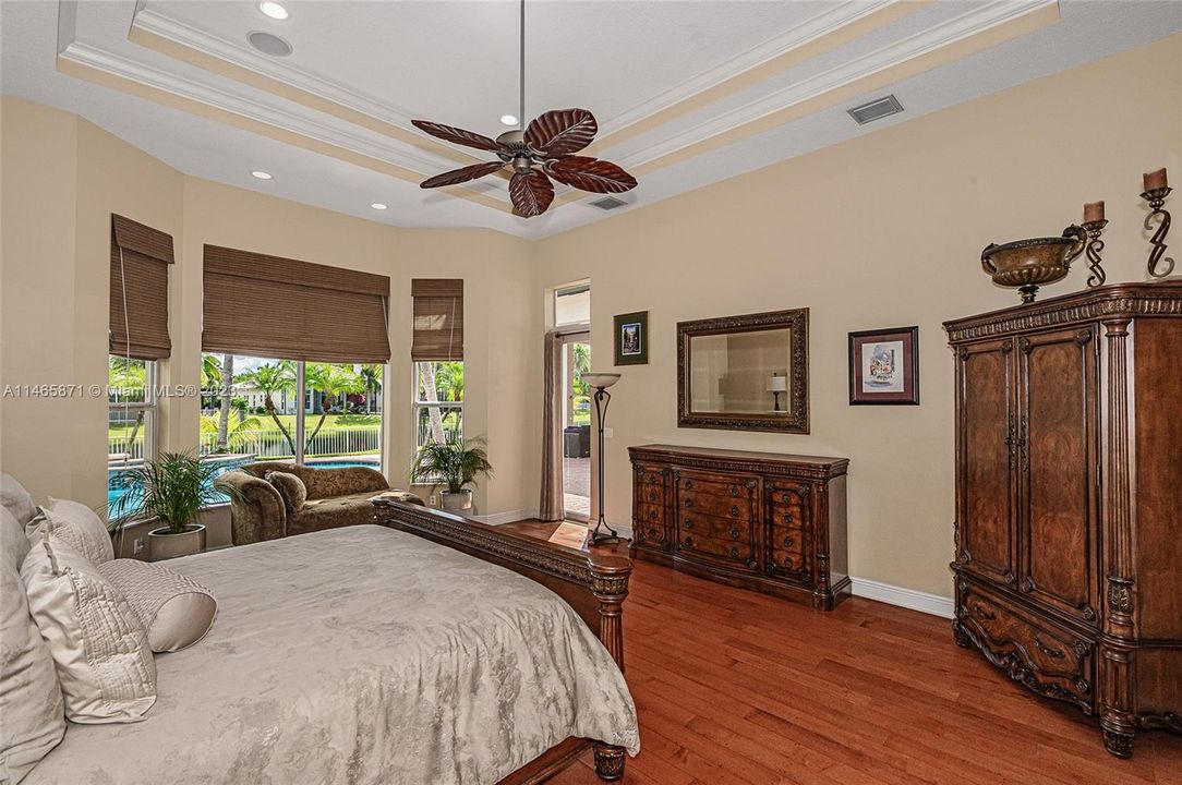 最近售出: $1,674,995 (6 贝兹, 4 浴室, 4578 平方英尺)