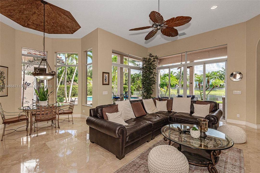 最近售出: $1,674,995 (6 贝兹, 4 浴室, 4578 平方英尺)