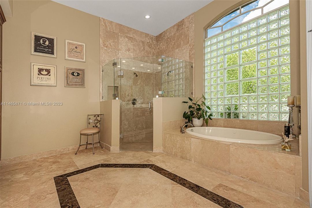 最近售出: $1,674,995 (6 贝兹, 4 浴室, 4578 平方英尺)