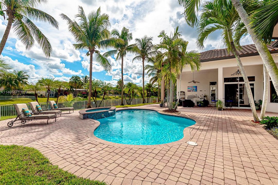 最近售出: $1,674,995 (6 贝兹, 4 浴室, 4578 平方英尺)